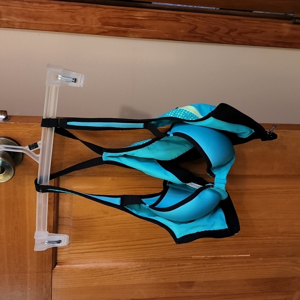Victoria’s Secret Green Knockout Sports Bra